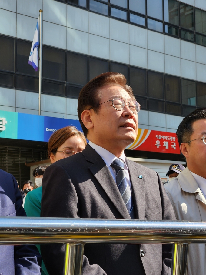 이재명 더불어민주당 대표가 24일 검찰의 압수수색 재시도가 이뤄지고 있는 여의도 민주당사 앞에서 울먹이며 압수수색 관련 입장을 밝히고 있다. (사진=김한별 기자)