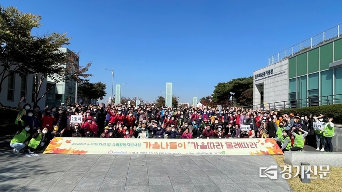 남양주시동부노인복지관은 20일 노인일자리 및 사회활동지원사업 참여자 대상으로 이천 도자기스쿨을 찾아 도자기 체험활동을 펼쳤디. 이번 체험활동에는 428명이 참여해 성황을 이뤘다.(사진=남양주시 제공)