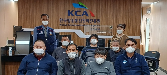 시각장애인과 지체 장애인들이 제3급 아마추어무선기사 국가(기술)자격을 취득했다.(사진=한국방송통신전파진흥원 제공)