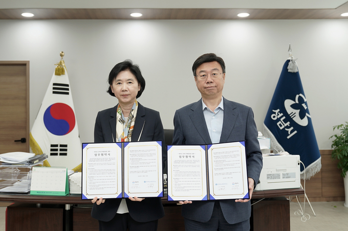 신상진 성남시장(사진 오른쪽)과 지영미 한국파스퇴르연구소장이 협약 후 기념촬영을 하고 있다. (사진=성남시 제공)