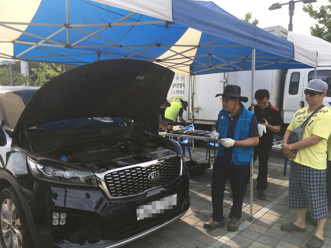 2019년 성남시청 야외 주차장에서 열린 시민 차량 무상 점검 행사에서 카포스 소속 정비사가 차량 점검을 하고 있다. (사진=성남시 제공)