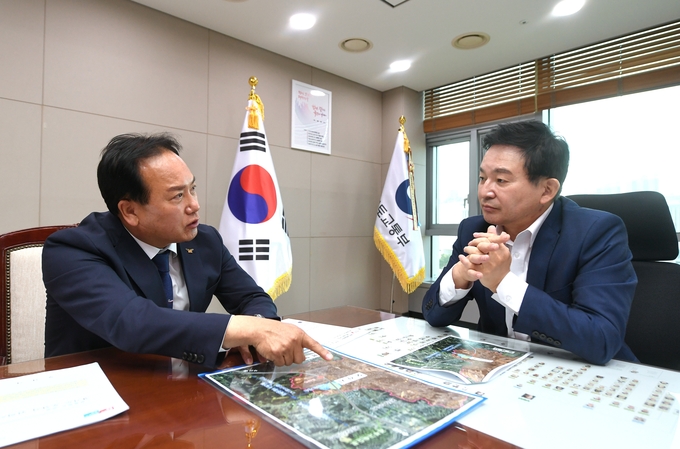 이권재 오산시장이 원희룡 국토부 장관을 만나 핵심 현안에 대한 해결을 건의하고 있다.(사진=오산시 제공)