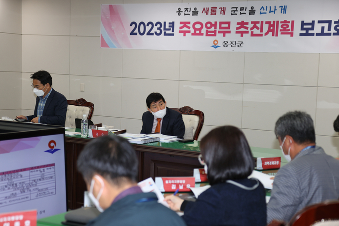 문경복 옹진군수는 24일 열린 '2023 주요업무 추진계획 보고회'에 참석해 군정 전반에 대해 점검했다. ( 사진 = 옹진군 제공 )
