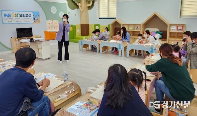 남양주시 어린이급식관리지원센터가 지난 15일과 지난 22일 센터 내 새콤달콤 놀이터에서 학생과 학부모를 대상으로 실시한 요리교실이 흐응속에 진행됐다.(사진=남양주시 제공)