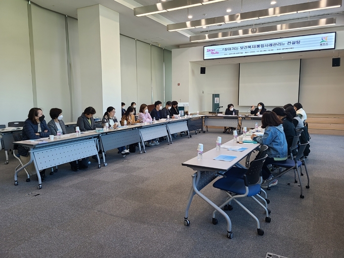 광주시 통합사례관리 관계자들이 취약분야의 맞춤형 컨설팅를 위해 머리를 맞대고 회의를 하고 있다.(사진=광주시 제공 )