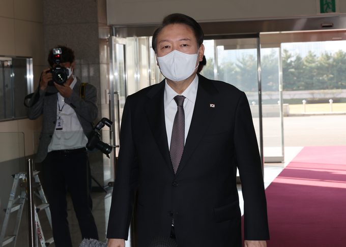 윤석열 대통령이 24일 오전 서울 용산 대통령실 청사로 출근하는 길에 현안과 관련해 발언을 하고 있다. (사진=연합뉴스 제공)