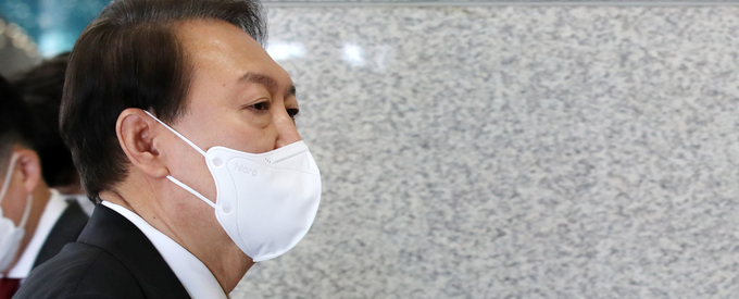 윤석열 대통령이 24일 오전 서울 용산 대통령실 청사로 출근, 시정연설 등과 관련한 취재진의 질문에 답한 뒤 집무실로 향하고 있다. (사진=연합뉴스 제공)