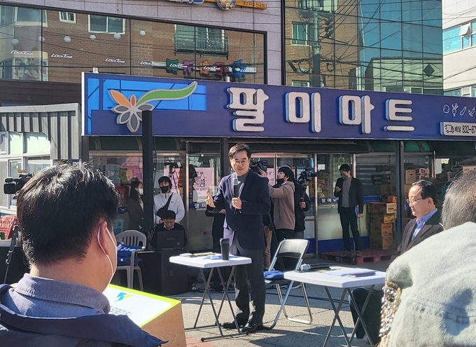김동연 경기도지사가 25일 연천군 민생현장 맞손토크에서 도민들과 소통하고 있다. (사진=김혜진 기자)