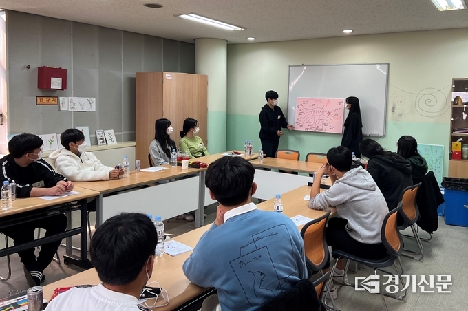 구리시와 단양군 지역 청소년들이 구리청소년수련관에서 문화활동에 대한 토론회를 열고 있다.(사진=구리시 제공)