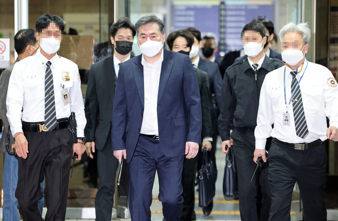  유동규 전 성남도시개발공사 기획본부장이 대장동 특례 의혹 공판을 마친 뒤 건물을 나서고 있다. (사진=연합뉴스 제공)