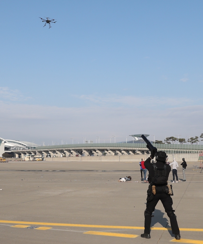 지난 2020년 11월 인천국제공항 제1여객터미널에서 훈련자가 ‘인천공항 드론테러 대응훈련’을 실시하고 있다. ( 사진 = 인천공항공사 제공 )