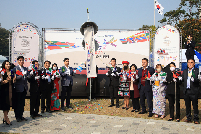 지난 22일 인천 남동구 남동어울림광장에서 열린 ‘제8회 다문화가정의 날’에서 박종효 구청장과 구의원들이 기념사진을 촬영하고 있다. ( 사진 = 남동구 제공 )