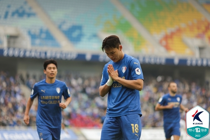 프로축구 K리그1 수원 삼성과 K리그2 FC안양이 오는 26일 안양종합운동장에서 열리는 하나원큐 K리그 2022 승강 플레이오프 1차전에서 맞대결을 펼친다. 사진은 수원 오현규가 골을 넣은 뒤 세리머니 하는 모습. (사진=한국프로축구연맹 제공)