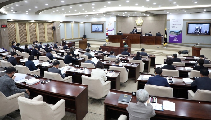 수원특례시의회는 25일 제371회 제1차 정례회 제2차 본회의를 열고 13일간의 의사일정을 마무리했다. (사진=수원특례시의회 제공)