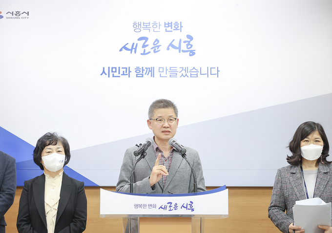 이덕환 시흥시 평생교육원장은 25일 시흥시청 브리핑룸에서 민선 8기 교육도시 시흥시 개편안에 대해 "구도심과 신도심별 교육 여건 및 최근 수년간의 학생, 학부모 요구사항 등을 중점 분석해 시민 요구 충족률을 높이겠다"고 밝혔다.(사진=시흥시 제공)