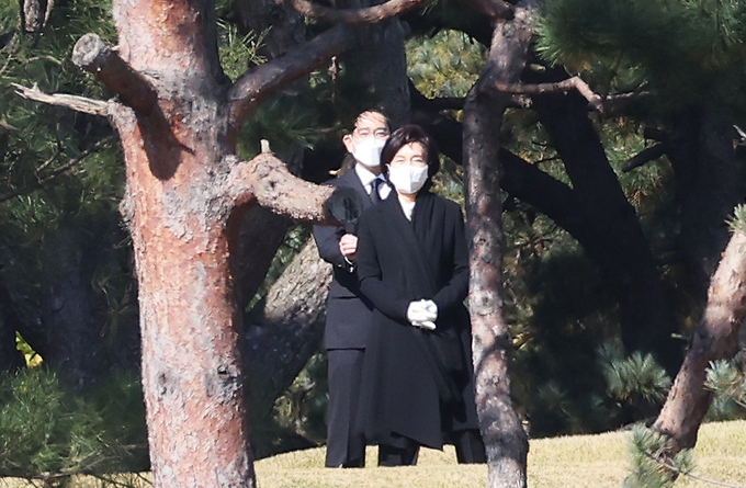 이재용 삼성전자 부회장과 홍라희 전 삼성미술관 리움 관장이 25일 오전 경기도 수원시 선영에서 치러진 고 이건희 삼성그룹 회장 2주기 추모식에 참석해 있다. (사진=연합뉴스 제공)