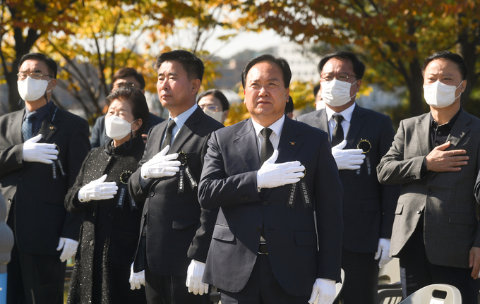 이권재 오산시장, 성길용 오산시의장, 시의원 등이 참석해 오산시 제42회 자유 수호 합동위령제를 거행했다.(사진=오산시 제공)