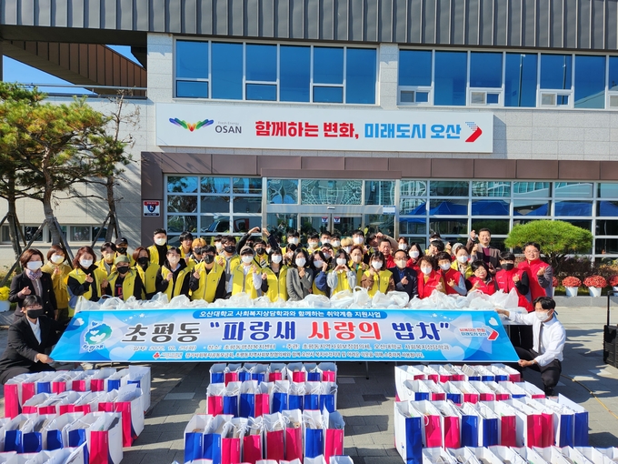 오산시 초평동의 “파랑새 사랑의 밥차”운영해 어려운 이웃들에게봉사활동”을 펼쳤다.(사진=초평동행정복지센터 제공)