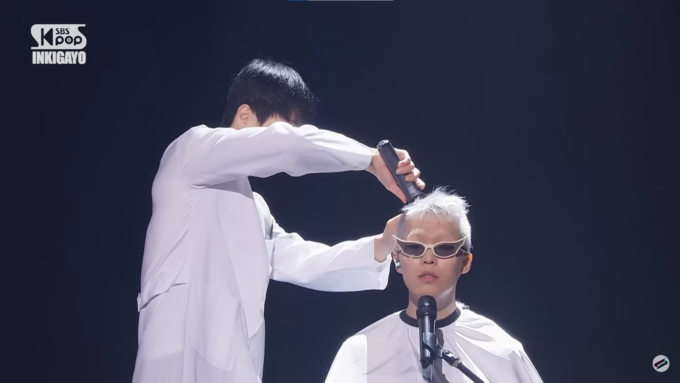 신곡 ‘파노라마’ 무대에서 머리 깎는 퍼포먼스를 하는 이찬혁. (사진=SBS 인기가요 방송 갈무리)
