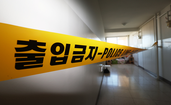  어머니와 10대 자녀 등 3명이 숨진 채 발견된 경기도 광명시의 한 아파트에 26일 오전 폴리스 라인이 설치돼 있다. 