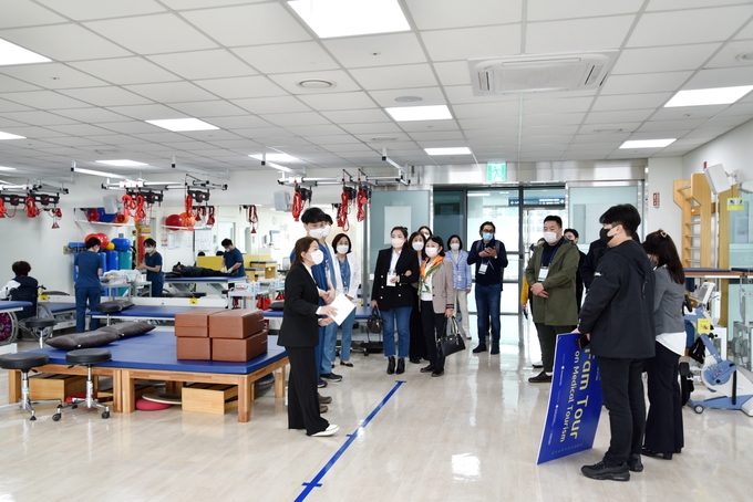 외국인 초청 바이어들과 의료관광 팸투어를 갖고 있다. (사진=성남시의료원 제공)