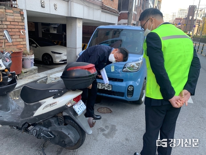 구리시와 교통안전공단 관계자가 이륜차 대한 안전기준 위반 여부를 점검하고 있다.(사진=구리시 제공)