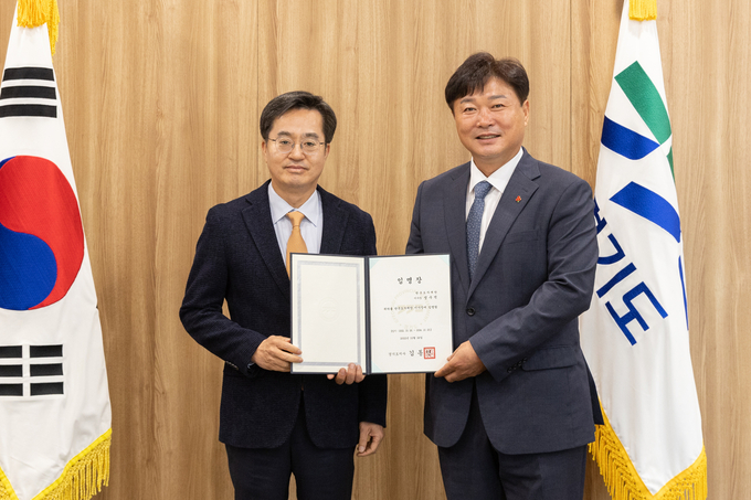 왼쪽부터 김동연 경기도지사, 성수석 한국도자재단 신임 이사장. (사진=한국도자재단 제공)