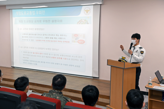 공군 15비 장병들을 대상으로 찾아가는 교통안전 현장 교육이 진행되고 있다. (사진=성남수정경찰서 제공)