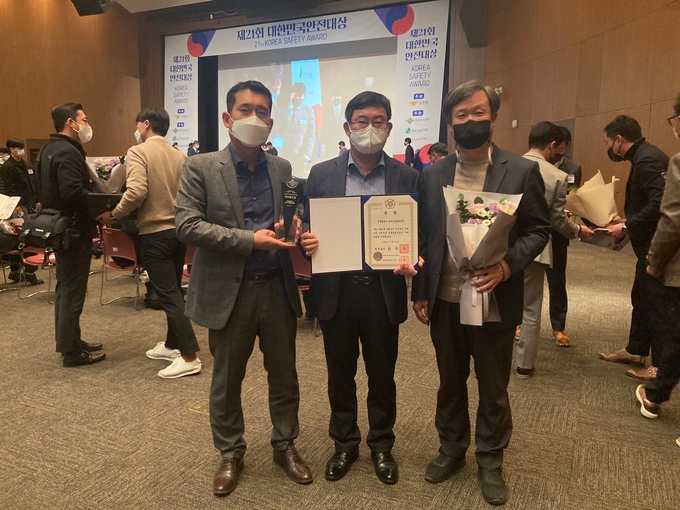 인천 서구시설관리공단 관계자들이 27일 국무총리상 수상 후 기념촬영을 하고 있다. ( 사진 = 서구시설관리공단 제공 )