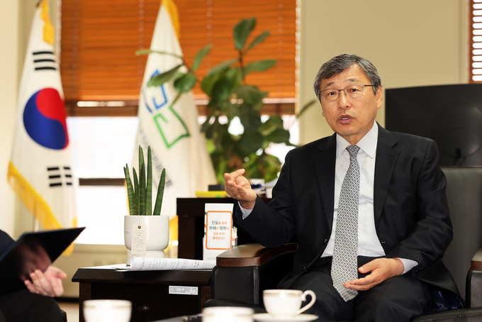 정근식 2기 진실·화해를 위한 과거사정리위원회 위원장이 지난 21일 서울 중구 퇴계로 진실화해위 사무실에서 경기신문과 인터뷰를 진행했다. (사진=진실화해위 제공)
