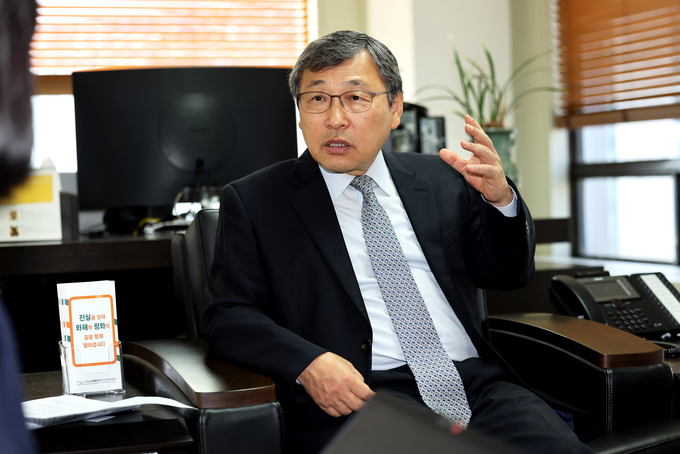 정근식 2기 진실·화해를 위한 과거사정리위원회 위원장이 지난 21일 서울 중구 퇴계로 진실화해위 사무실에서 경기신문과 인터뷰를 진행했다. (사진=진실화해위 제공)