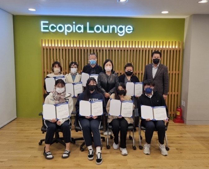 (사) 진오나눔회가 진건퇴계원행정복지센터에서 지역의 학생과 학부모를 초청해 장학금 전달식을 가졌다.(사진=남양주시 제공)