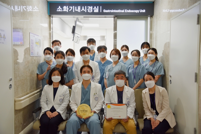 소화기내시경실 의료진들이 우수내시경 인증 기념 기념촬영을 하고 있다. (사진=성남시의료원 제공)