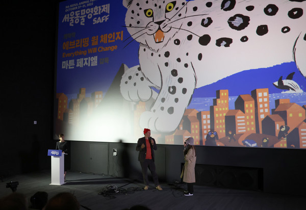 개막작 '에브리띵 윌 체인지' 마튼 페지엘 감독이 인사를 하고 있다. (사진=동물행동권 카라 제공)