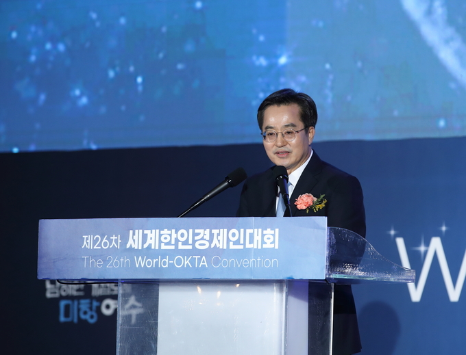지난 27일 전라남도 여수시 여수엑스포컨벤션센터에서 열린 제26회 세계한인경제인대회 개회식에서 김동연 경기도지사가 축사를 하고 있다. (사진=경기도 제공)