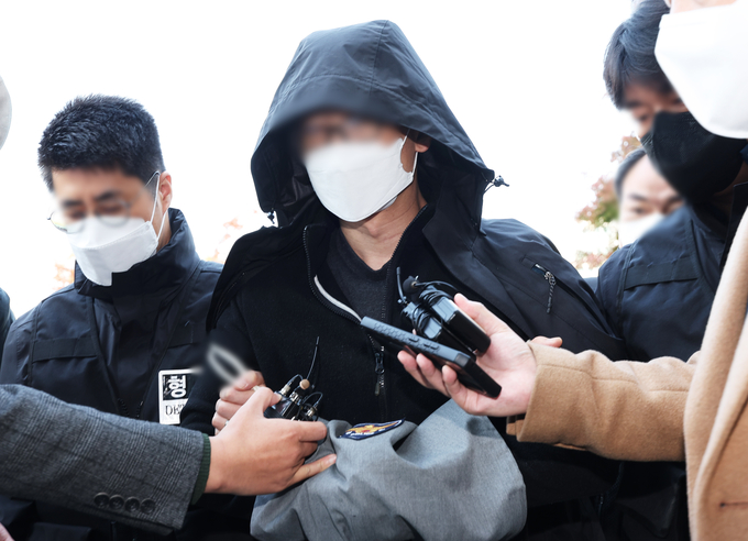 아내와 10대인 두 아들을 살해한 혐의로 구속영장이 청구된 40대 A씨가 28일 오전 구속 전 피의자 심문(영장실질심사)을 위해 경기도 안산시 수원지방법원 안산지원으로 들어서고 있다. (사진=연합뉴스)