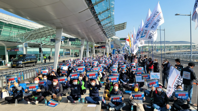 28일 오전 인천국제공항 제1여객터미널 앞에서 열린 파업출정식에서 민주노총 공공운수노조 인천공항지역지부 조합원들이 피켓을 들고 “총파업 투쟁 승리”를 외치고 있다. ( 사진 = 노조 제공 )