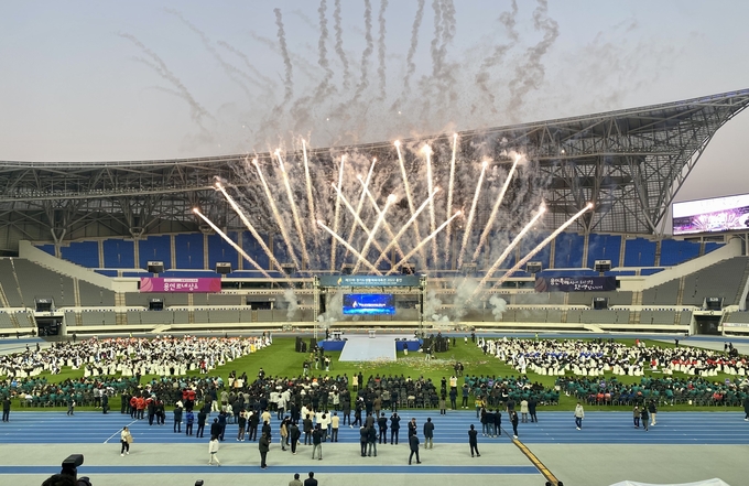 28일 용인특례시 미르스타디움에서 열린 제33회 경기도생활체육대축전 2022 용인 개회식에서 조효상 용인특례시체육회장의 개회선언에 맞춰 화려한 폭죽이 터지고 있다. (사진=경기도체육회 제공)
