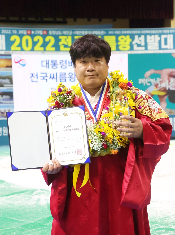 29일 충남 태안군 태안종합실내체육관에서 열린 대통령배 2022 전국씨름왕선발대회 중년부에서 우승을 차지하며 대회 2연패를 달성한 유원석(경기도)이 기념사진을 찍고 있다. 유원석은 단체전에서도 우승해 대회 2관왕에 올랐다. (사진=대한씨름협회 제공)