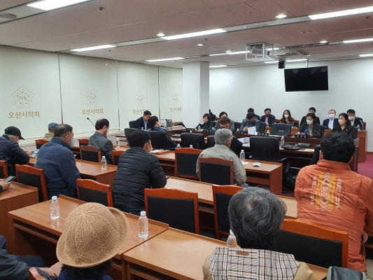 지난 27일 운암뜰 개발사업구역 내 토지주들로 구성된 '운암뜰개발 비상대책위원회'는 오산시의회 5층 제2회의실에서 간담회 형식의 항의면담을 진행했다. (사진=오산 운암뜰 비상대책위원회 제공)