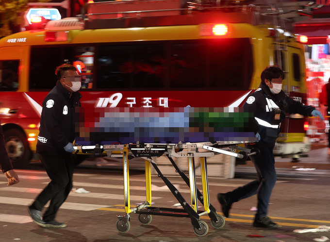 지난 29일 오후 서울 용산구 이태원동 일대에 핼러윈을 맞아 인파가 몰려 대규모 인명사고가 발생, 부상자들이 이송되고 있다. (사진=연합뉴스)