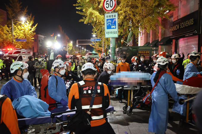 지난 29일 발생한 서울 용산구 이태원 핼러윈 인명사고 현장에서 부상자가 병원으로 후송되고 있다. (사진=연합뉴스 제공)