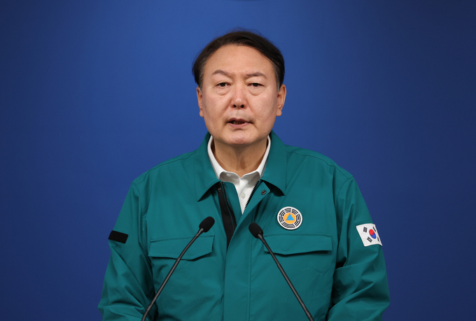 윤석열 대통령이 30일 오전 서울 용산 대통령실 청사 브리핑룸에서 '이태원 핼러윈 참사'와 관련 대국민 담화를 발표하고 있다. (사진=연합뉴스 제공)