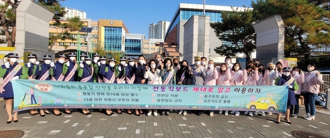 김포경찰서와 녹색어머니회가 청소년들이 킥보드 등 전동 장치 이용에 따른 안전 캠페인을 갖고 기념사진을 하고 있다. (사진=김포경찰서 제공)