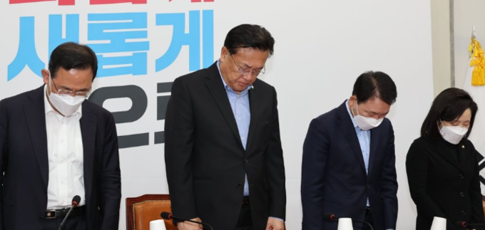 국민의힘 주호영 원내대표와 정진석 비상대책위원장을 비롯한 비대위원들이 30일 오전 서울 여의도 국회에서 열린 이태원 사고 관련 긴급 비상대책위원회의에서 희생자들의 명복을 비는 묵념을 하고 있다 (사진=연합뉴스 제공)