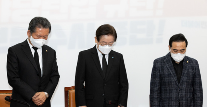 민주당 이재명 대표가 30일 오전 서울 여의도 국회에서 이태원 사고 관련 입장을 표명하기에 앞서 희생자들을 추모하고 있다. (사진=연합뉴스 제공)