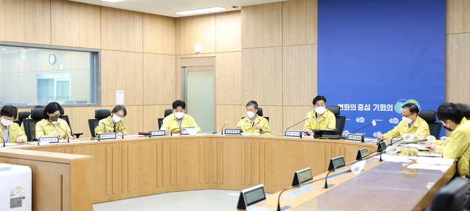 오병권 행정1부지사를 단장으로 하는 경기도 긴급대응 지원단이 이태원 압사 참사와 관련해 대책 회의를 진행하고 있다. (사진=경기도 제공)