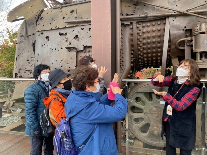 파주시 임진각에서 문화관광해설사가 수어로 청각장애인들에게 관광지를 설명하고 있다. (사진=경기도 제공)