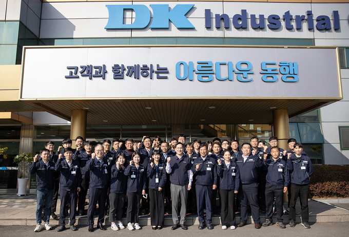 지난 28일 광주광역시에 위치한 삼성전자 협력회사 '디케이'에서 이재용 삼성전자 회장과 디케이 직원들이 기념 사진을 촬영하고 있다. (사진=삼성전자 제공)