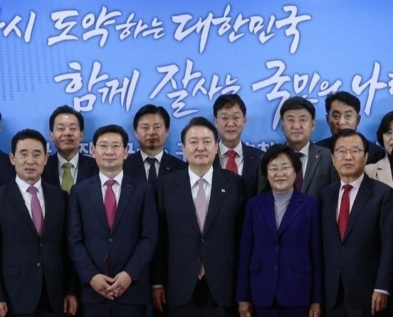  이상일 시장이 지난 28일 서울 용산 전쟁기념관 피스앤파크에서 윤석열 대통령 주재로 열린 '전국 시장·군수·구청장과 가진 간담회'에서 기념촬영을 하고 있다.(사진=용인시 제공)